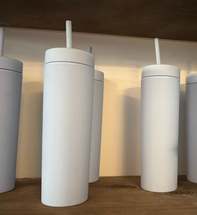 Cold Tumbler with Straw.